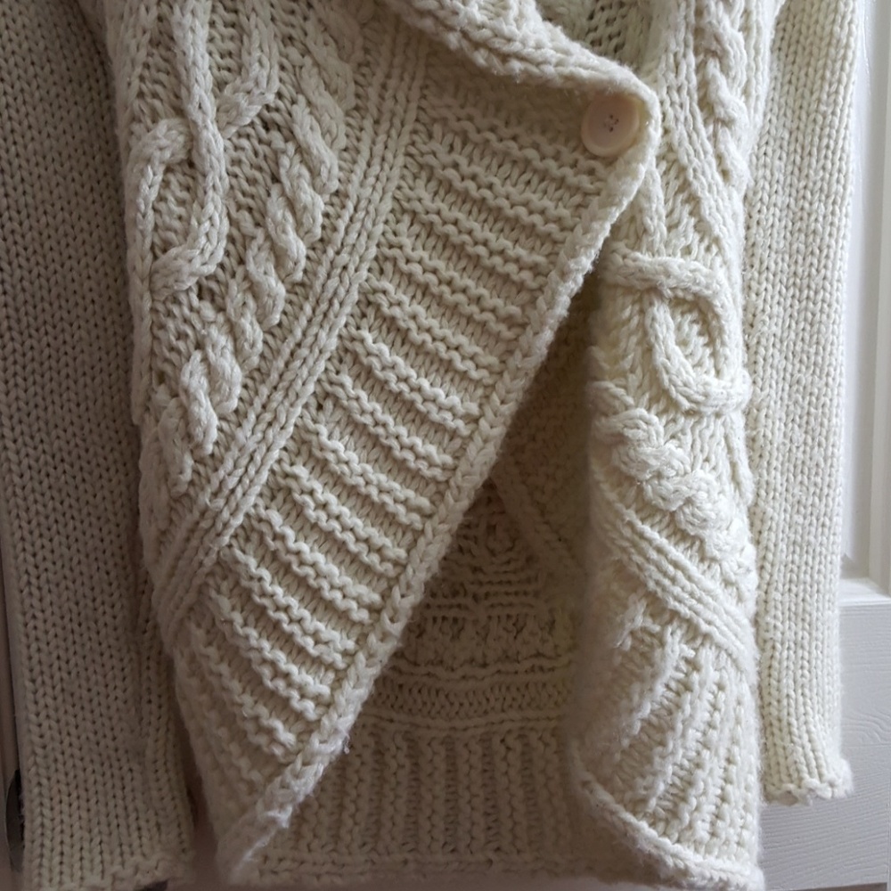 ** Sweater** - Picture 3 of 7